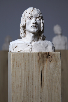 Skulptur 4 aus Ton auf Eiche Stele | Frank Lorenz