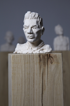 Skulptur 3 aus Ton auf Eiche Stele | Frank Lorenz