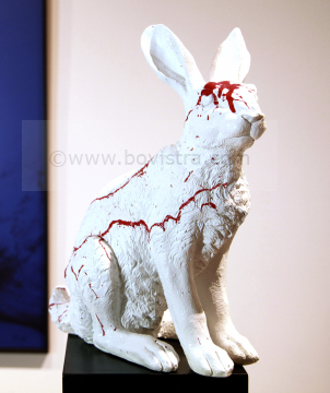 "White Rabbit" 2020 | Christian Herr  Konzeptkunst Hase Skulptur / Plastik  bemalt, signiert ("zusammenhalten") Auflage 1/2  H. ca. 40 cm