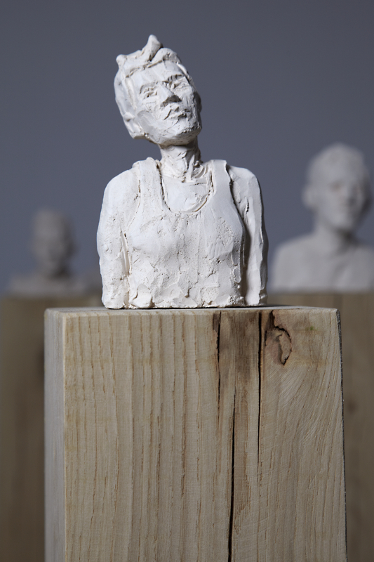 Skulptur 6 aus Ton auf Eiche Stele | Frank Lorenz