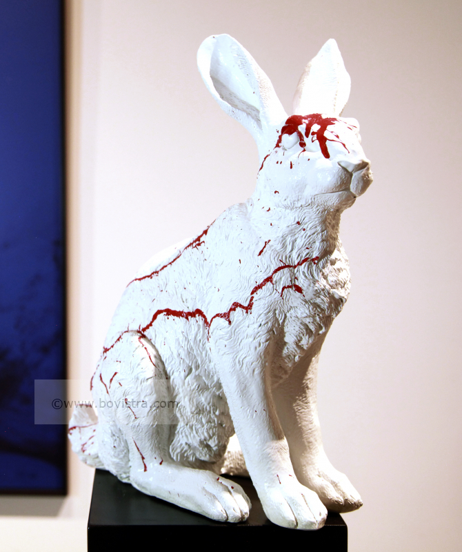 "White Rabbit" 2020 | Christian Herr  Konzeptkunst Hase Skulptur / Plastik  bemalt, signiert ("zusammenhalten") Auflage 1/2  H. ca. 40 cm